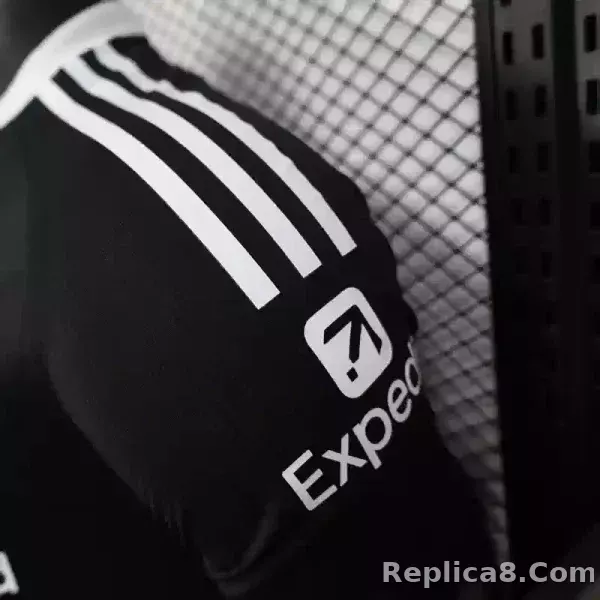 25-26 Liverpool Goalkeeper Black Soccer Jersey Player Version - detail