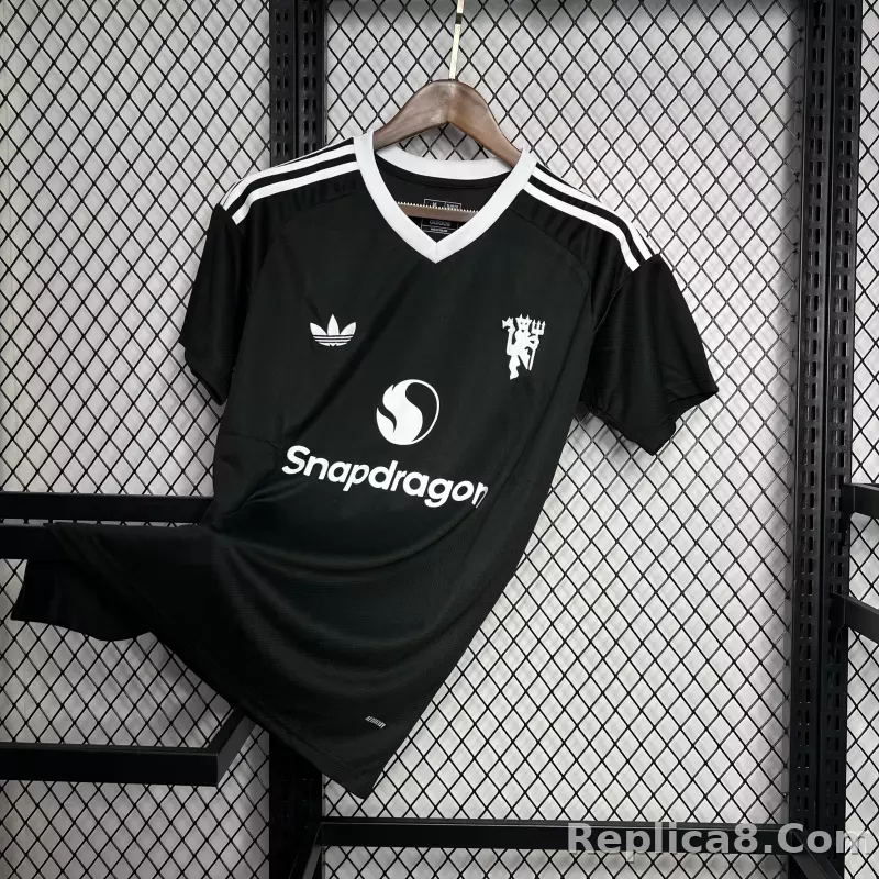 24-25 Manchester United Black Goal Keeper Shirt - detail