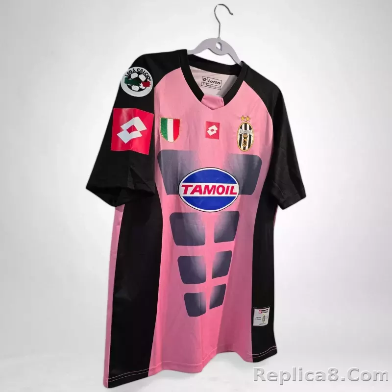 02-03 Juventus Goalkeeper Retro Jersey Pink - detail