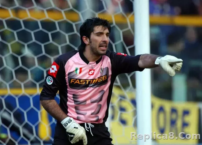 02-03 Juventus Goalkeeper Retro Jersey Pink - detail