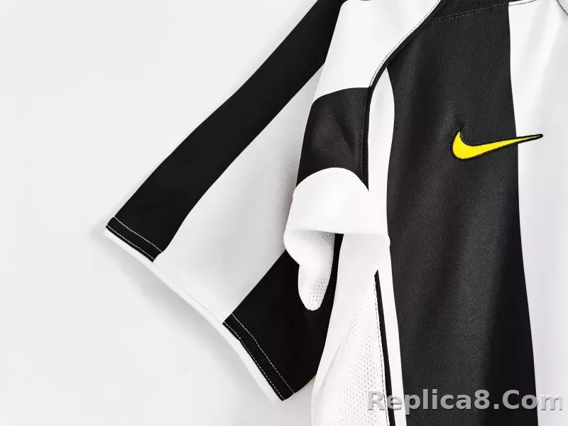 04-05 Juventus Retro Jersey Away - detail