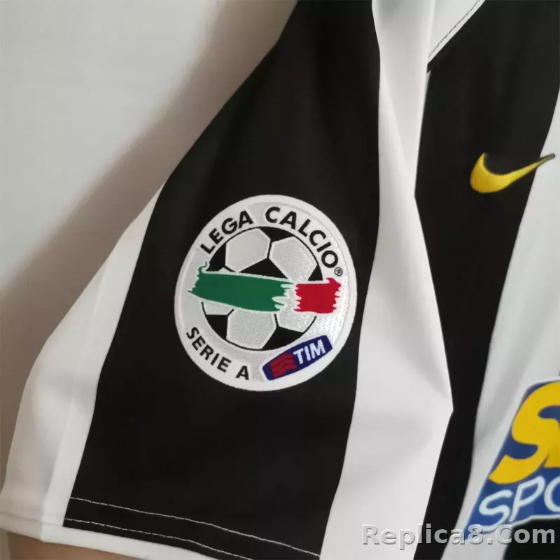 04-05 Juventus Retro Jersey Away - detail