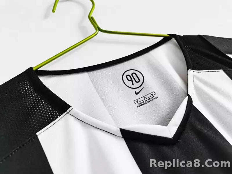 04-05 Juventus Retro Jersey Away - detail