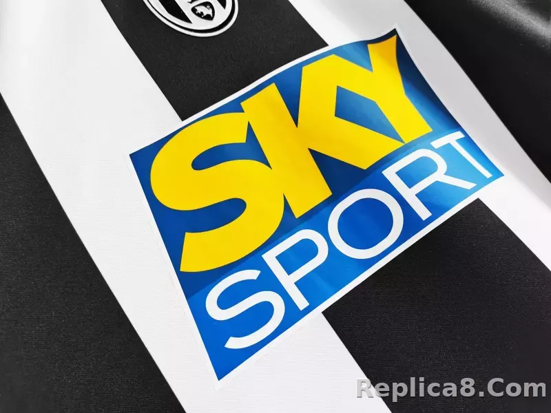 04-05 Juventus Retro Jersey Away - detail