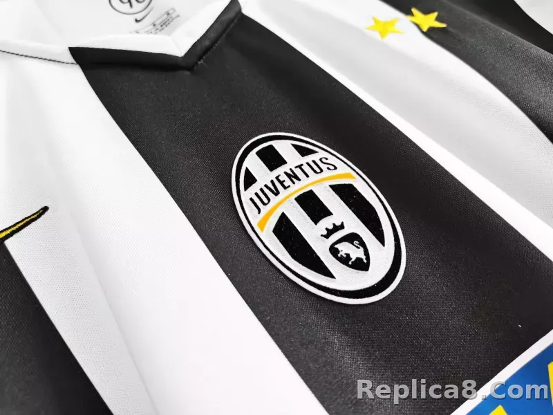 04-05 Juventus Retro Jersey Away - detail