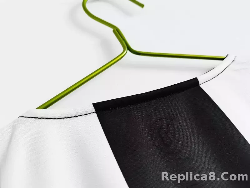 04-05 Juventus Retro Jersey Away - detail