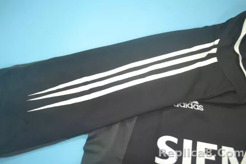 2004/05 Real Madrid Away Retro Jersey - detail