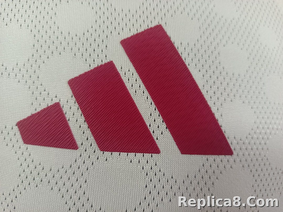 Liverpool Away Jersey - detail