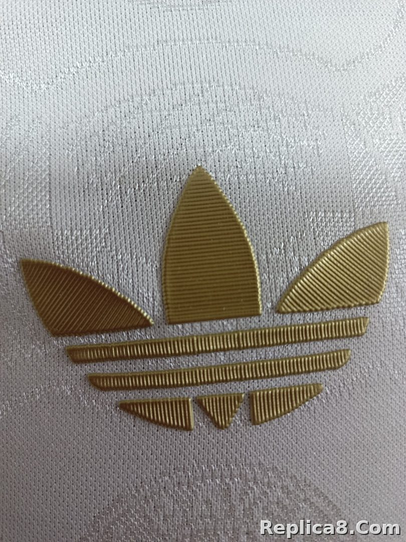 Bayern Munich 125 Anniversary White - detail