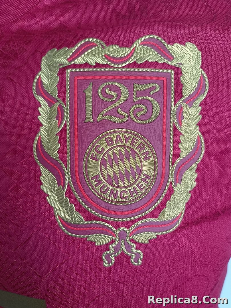 Bayern Munich 125 Anniversary Red - detail