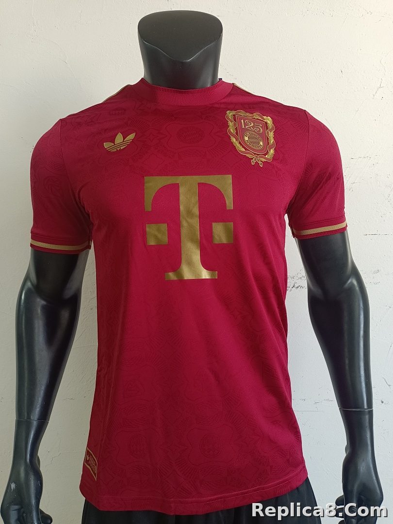 Bayern Munich 125 Anniversary Red - detail