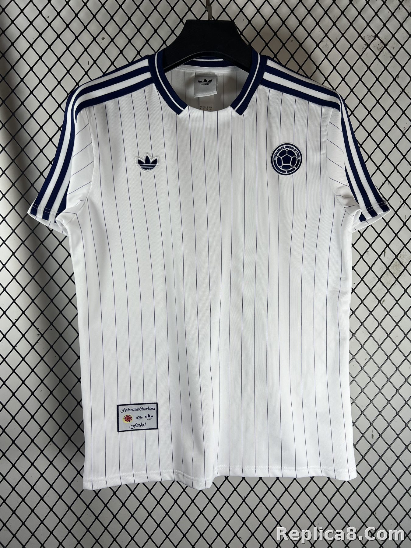 White Colombia Retro - detail
