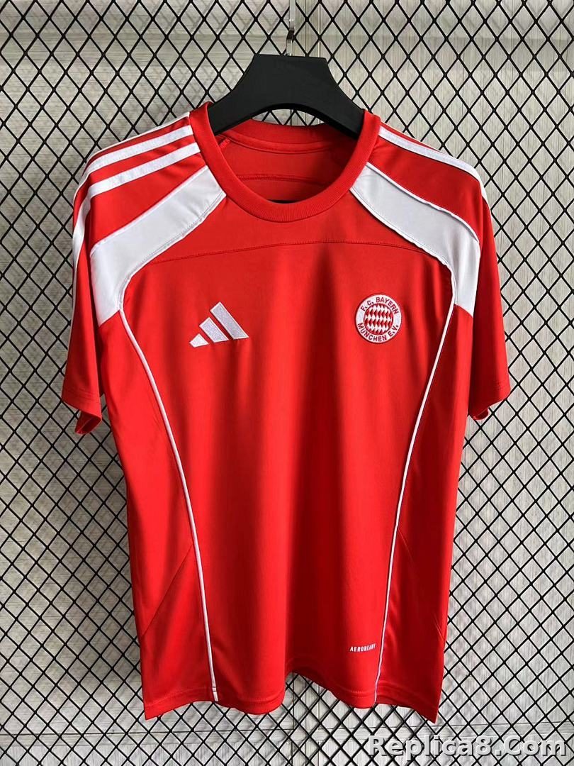 Bayern Munich T-Shirt Reds到4 x L