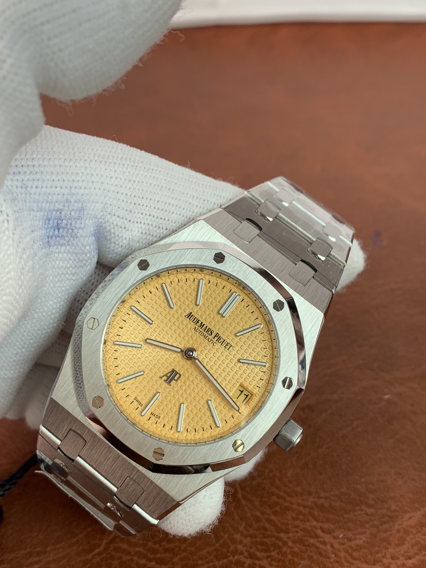 Audemars Piguet Royal Oak Jumbo Extra-thin 15202BC.OO.1240BC.01 - gallery